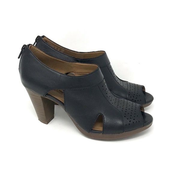 Clarks Shoes - Clarks Soft Cushioned Jovelyn Hollis Booties 7.5